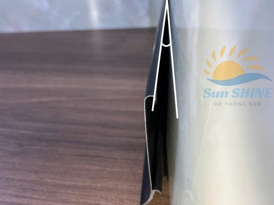 Cách Chọn Và Bảo Vệ Nẹp Nhôm Nhà Bạn. 4 nẹp len chân tường bị cong vênh