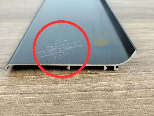 Cách Chọn Và Bảo Vệ Nẹp Nhôm Nhà Bạn. 5 Nẹp bị trầy xước